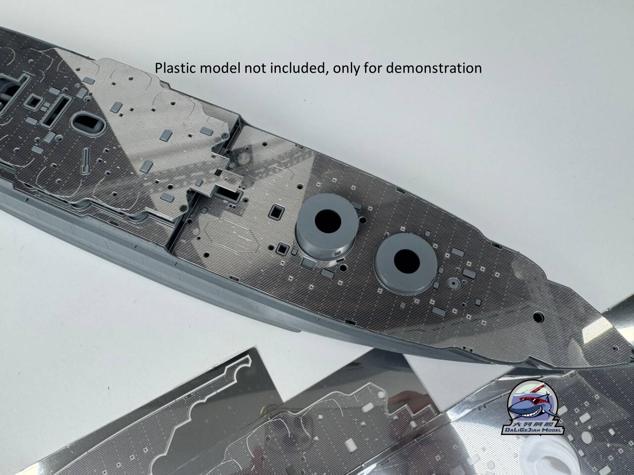 Plataforma de metal em escala  - Model Kit Uss Arizona avaliação e preço